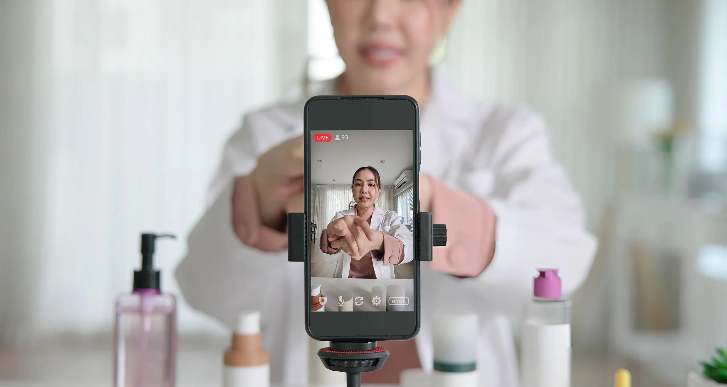 كيف يستخدم أطباء الجلدية الريلز على تيك توك وإنستجرام